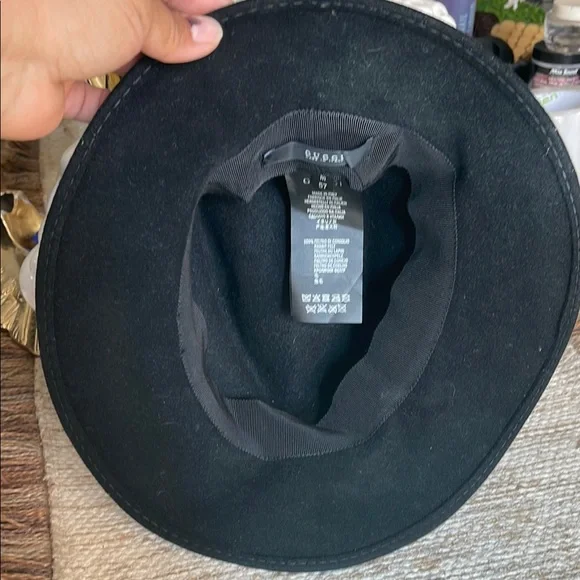 Gucci Elegant Black Fedora with Bow Accent - Picture 4 of 5